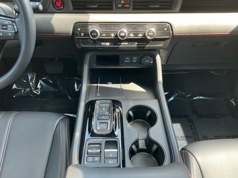 Used 2025 Honda Pilot TrailSport image 15