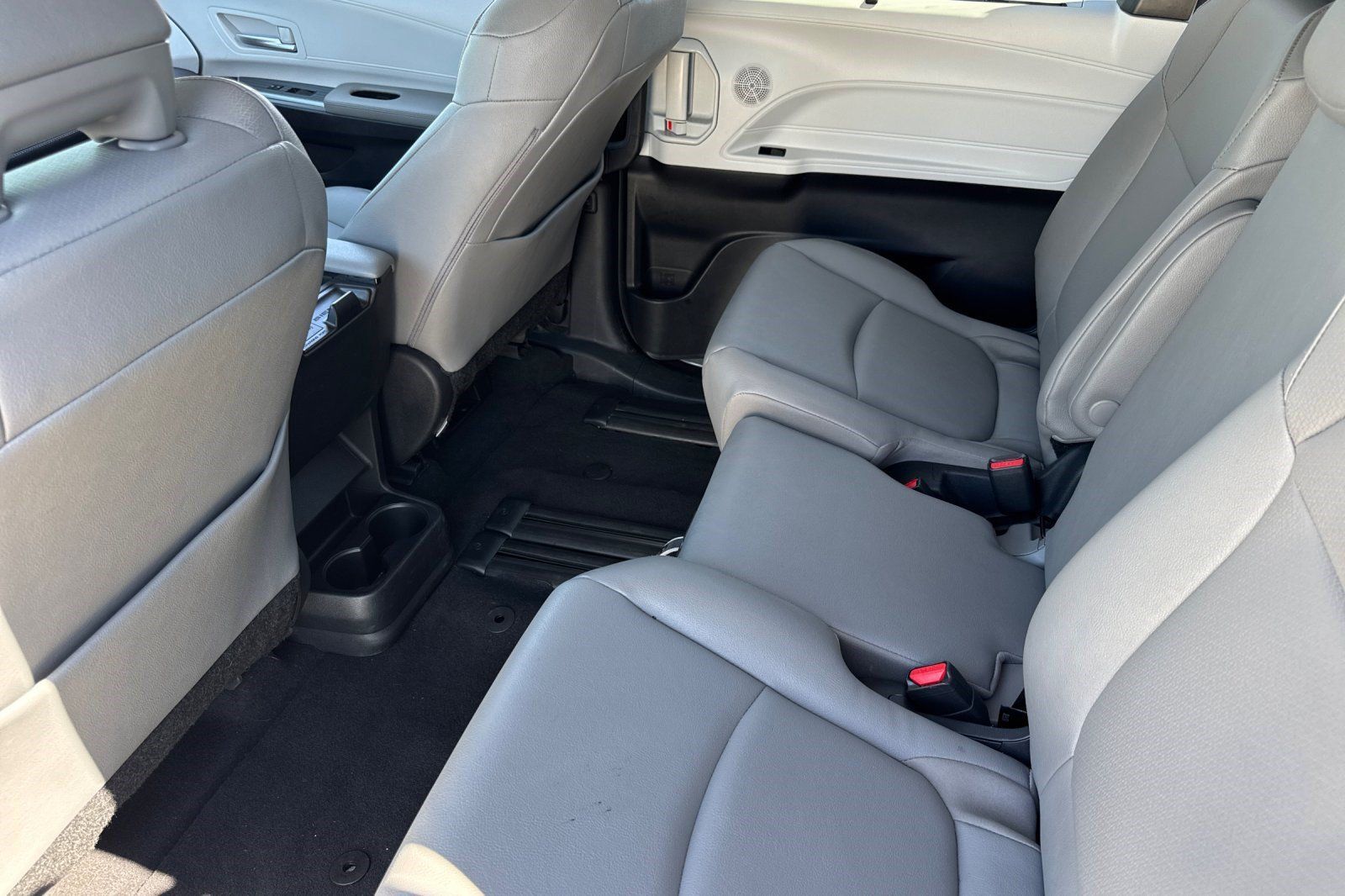 Used 2026 Toyota Sienna XLE FWD image 26