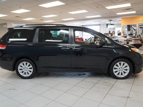 Used 2014 Toyota Sienna XLE w/ Entertainment Package image 12