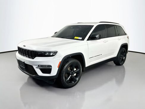 Used 2023 Jeep Grand Cherokee Limited w/ Black Appearance Package AWD/4WD image 3