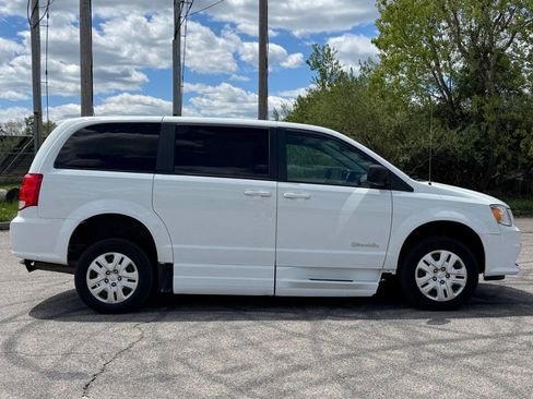 Used 2018 Dodge Grand Caravan SE FWD image 6