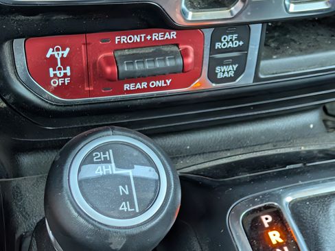 Used 2021 Jeep Gladiator Rubicon AWD/4WD image 13