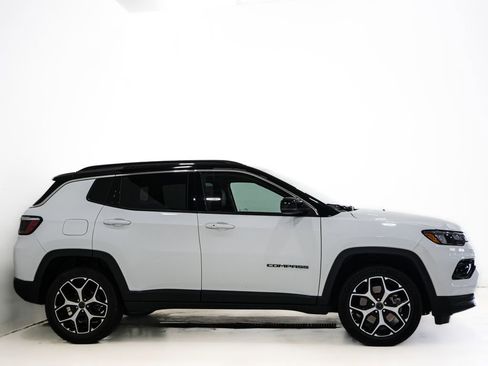 Used 2025 Jeep Compass Limited image 4