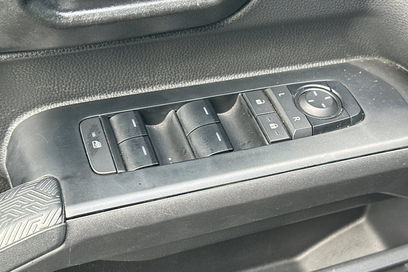 Used 2025 Toyota Tacoma SR5 AWD/4WD image 12