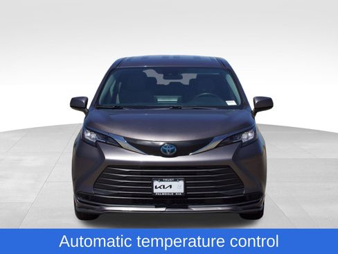 Used 2022 Toyota Sienna LE FWD image 3