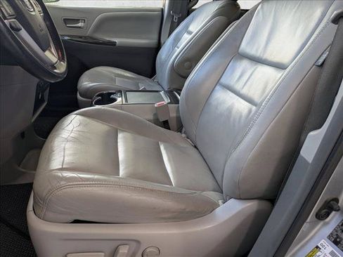 Used 2015 Toyota Sienna XLE FWD image 12