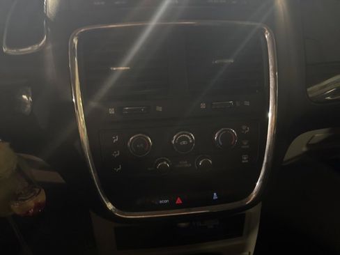 Used 2019 Dodge Grand Caravan SE w/ UConnect Hands-Free Group image 7