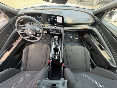 Used 2025 Hyundai Elantra SEL FWD image 17
