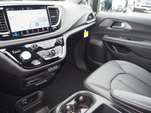 New 2025 Chrysler Pacifica Select w/ Uconnect Theater Family Group image 23