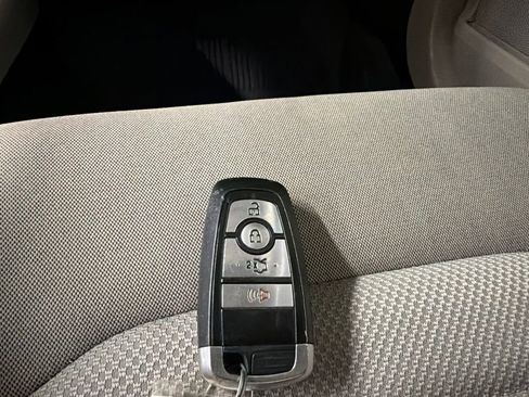 Certified 2018 Ford Fusion SE w/ Fusion SE Technology Package FWD image 37