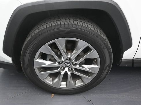 Used 2019 Toyota RAV4 XLE Premium FWD image 9