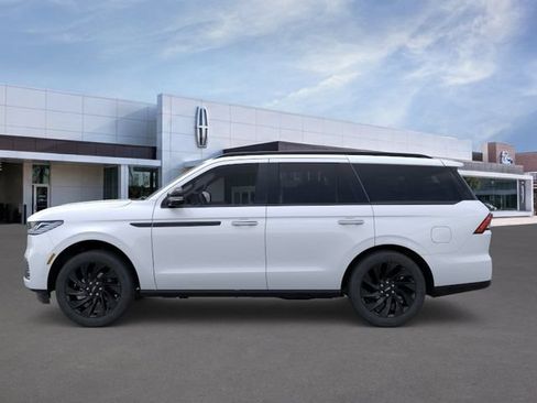 New 2026 Lincoln Navigator Reserve w/ Jet Appearance Package AWD/4WD image 4