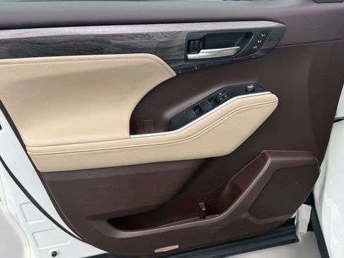 Used 2021 Toyota Highlander Platinum image 13