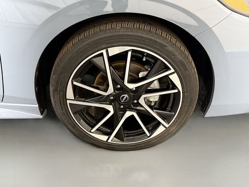 Used 2025 Nissan Sentra SR FWD image 32
