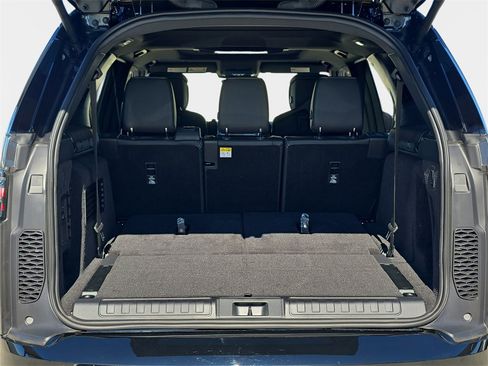 New 2026 Land Rover Discovery Limited Edition image 13