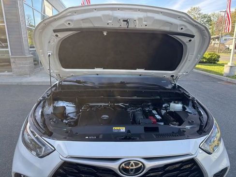 Used 2022 Toyota Highlander XLE AWD/4WD image 17