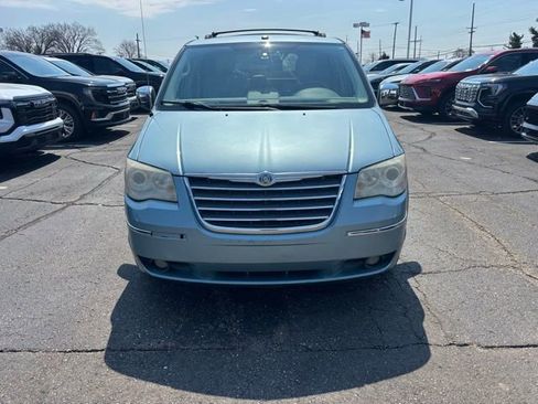 Used 2009 Chrysler Town & Country Limited w/ Entertainment Group #3 FWD image 2