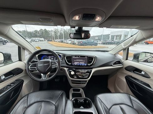 Used 2022 Chrysler Pacifica Touring-L image 11
