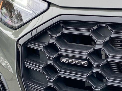 Used 2024 Audi Q5 e Premium Plus w/ Premium Plus Package image 6