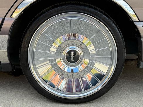 Used 1995 Lincoln Town Car Cartier RWD image 12
