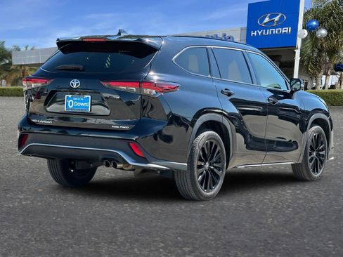 Used 2025 Toyota Highlander XSE AWD/4WD image 3
