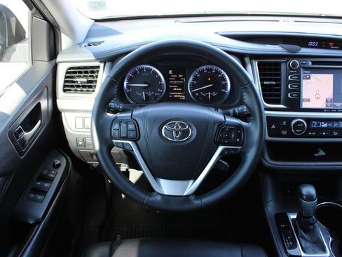 Used 2019 Toyota Highlander XLE FWD image 14