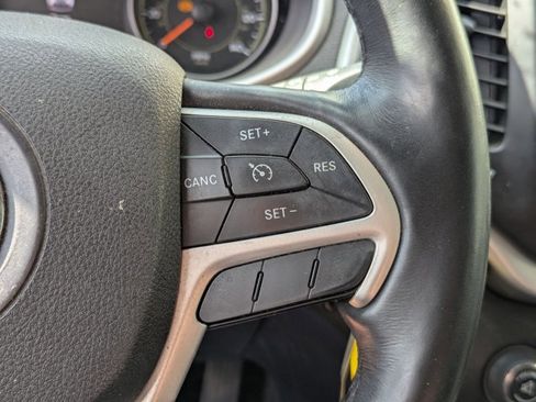 Used 2015 Jeep Cherokee Trailhawk w/ Cold Weather Group AWD/4WD image 12