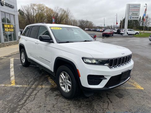 Used 2023 Jeep Grand Cherokee Laredo AWD/4WD image 7