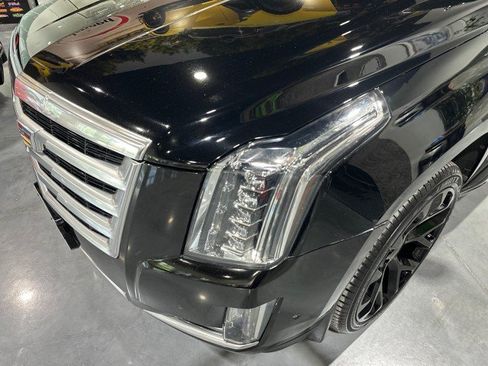 Used 2019 Cadillac Escalade ESV Premium Luxury AWD/4WD image 16