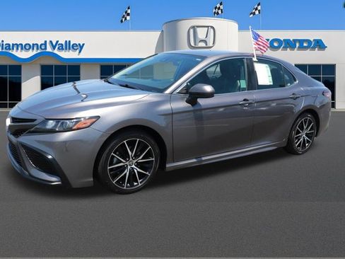 Used 2021 Toyota Camry SE FWD image 3
