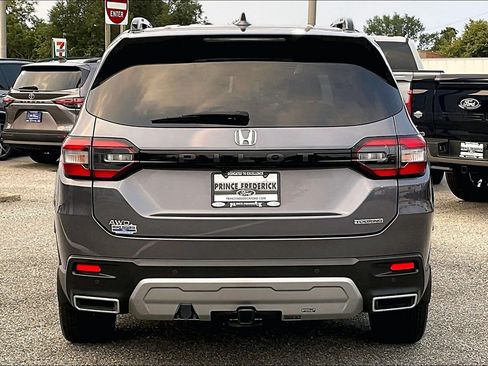 Used 2025 Honda Pilot Touring image 4