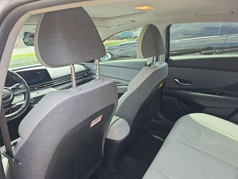 Used 2023 Hyundai Elantra Limited FWD image 11