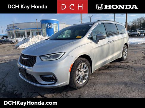 Used 2022 Chrysler Pacifica Touring-L image 1