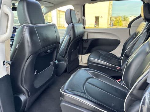 Used 2023 Chrysler Pacifica Limited FWD image 21