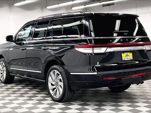 Used 2024 Lincoln Navigator Reserve image 3