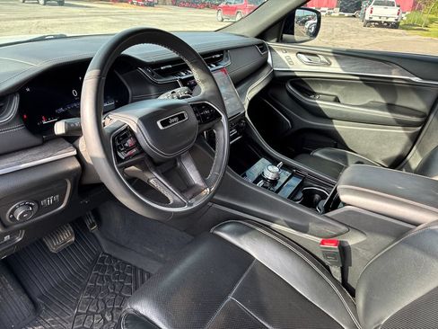 Used 2023 Jeep Grand Cherokee Overland w/ Luxury Tech Group IV AWD/4WD image 15