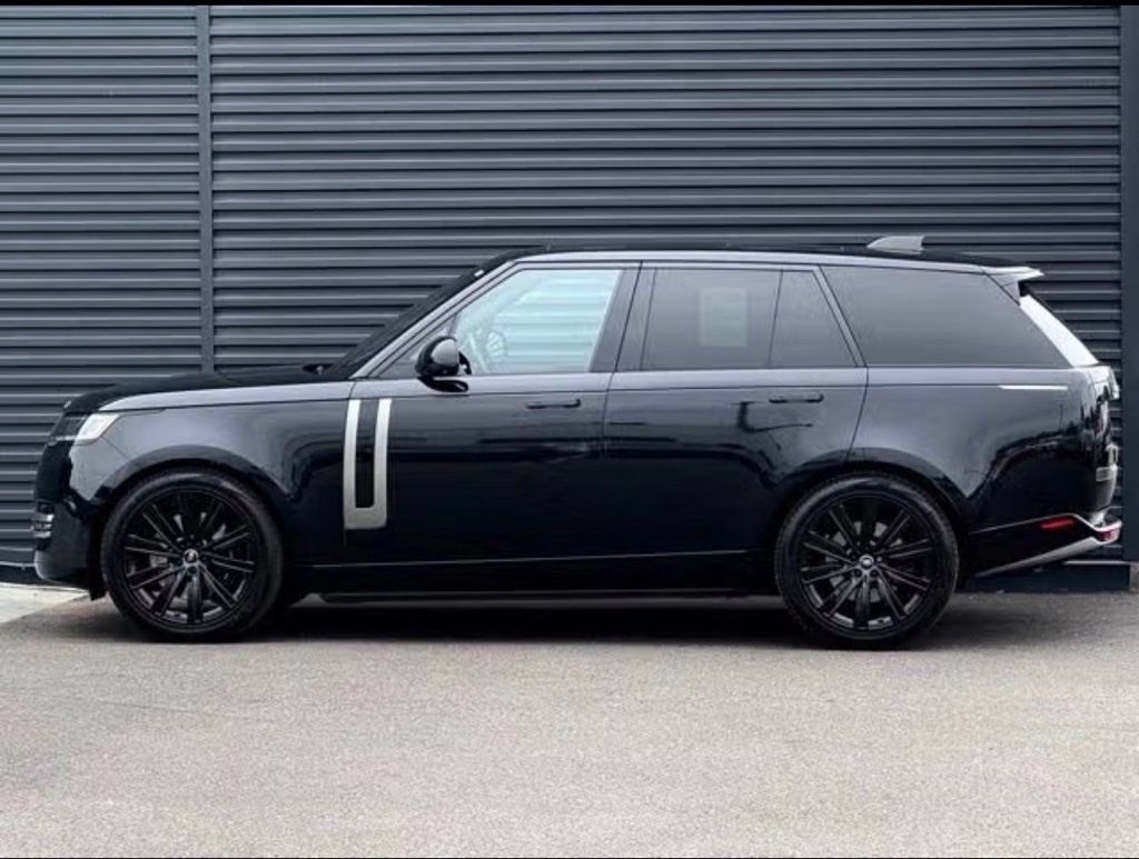 Used 2023 Land Rover Range Rover SE AWD/4WD image 2