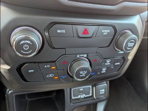 Used 2018 Jeep Renegade Latitude FWD image 15