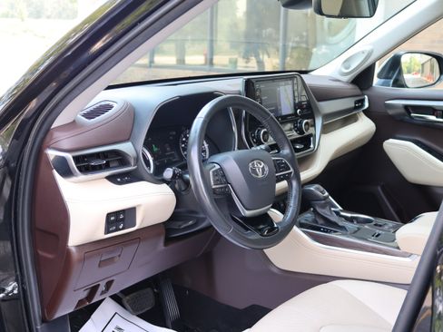 Used 2021 Toyota Highlander Limited AWD/4WD image 32