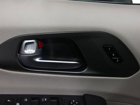 Used 2023 Chrysler Pacifica Touring-L FWD image 20