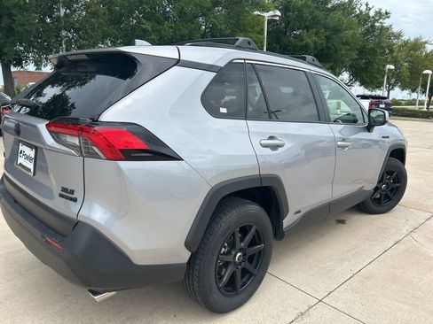 Used 2020 Toyota RAV4 XLE w/ Convenience Package AWD/4WD image 4