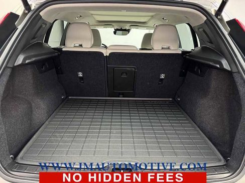 Used 2022 Volvo XC40 T5 Momentum w/ Climate Package image 17