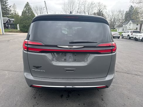 Used 2023 Chrysler Pacifica Touring-L image 4