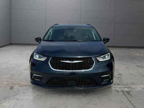 Used 2022 Chrysler Pacifica Touring-L w/ Uconnect Theater Family Group FWD image 2
