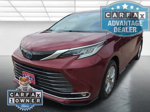 Used 2024 Toyota Sienna Limited image 29