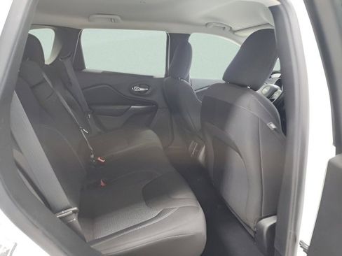 Used 2019 Jeep Cherokee Latitude w/ Cold Weather Group image 17