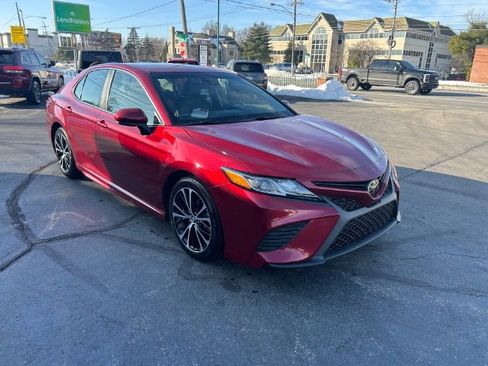 Used 2018 Toyota Camry LE image 5