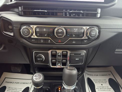 New 2026 Jeep Gladiator Sahara AWD/4WD image 14