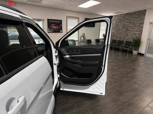 Used 2018 Ford Explorer XLT w/ Equipment Group 201A AWD/4WD image 9