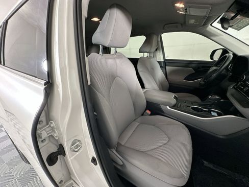 Used 2020 Toyota Highlander LE FWD image 27